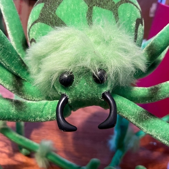 Large Green And Black Spider With Adjustable Legs For Halloween - Picture 8 of 13